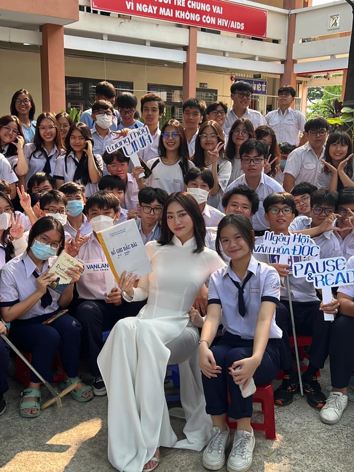 Cô giảng viên Đại học GenZ có đôi chân siêu thực, diện áo dài trong veo, đứng giữa dàn học sinh khó phân biệt - 1