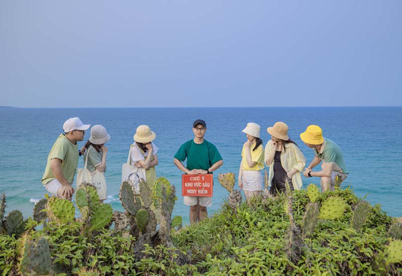 Hồ Hữu Thái – Nhiếp ảnh gia nổi tiếng với nhiều bộ ảnh về trẻ vùng cao ở Hà Giang, hoa mận hoa mơ ở Mộc Châu (Sơn La), đồng thời là “thành viên” của nhóm bạn thân 20 năm cho biết: “Nhóm chúng mình gồm 7 thành viên, đều độc thân và sống rất vui vẻ. 
