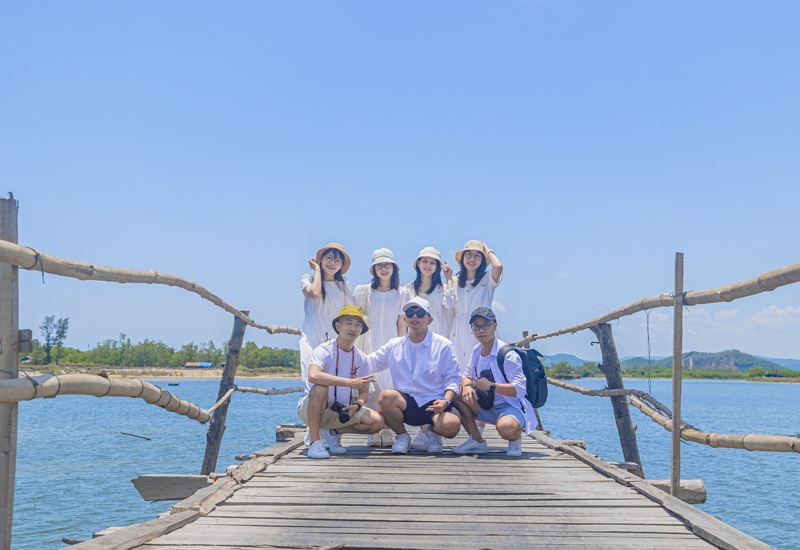 Tốt nghiệp đại học, nhóm bạn thân 7 người quyết định không về quê, lựa chọn việc ở lại Hà Nội để có cơ hội tụ tập mỗi khi cần.
