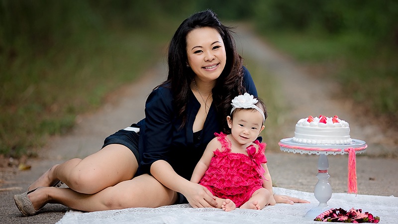 Nữ nhiếp ảnh gia Jen Pan chụp cùng con gái. Cô là một nhiếp ảnh gia nổi tiếng ở Singapore chuyên chụp hình mẹ và bé.
