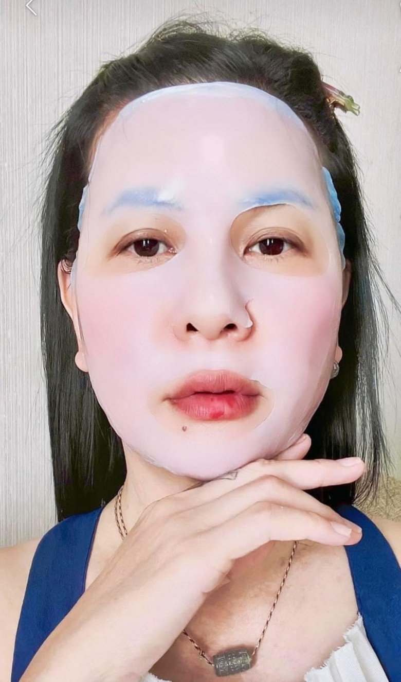Bên cạnh đó, để có được những lớp trang điểm đẹp, nữ diễn viên cũng đầu tư chăm sóc cho làn da mặt của mình. Chính cô cũng thừa nhận những tin đồn tiêm chích, căng da mặt của cô có lẽ do cô ngày càng chăm chút làn da của mình hơn. Cát Phượng giờ đầu tư dùng nhiều loại mỹ phẩm chống lão hóa, chăm đắp mặt nạ và sử dụng kem chống nắng đều đặn để có được làn da trẻ đẹp.