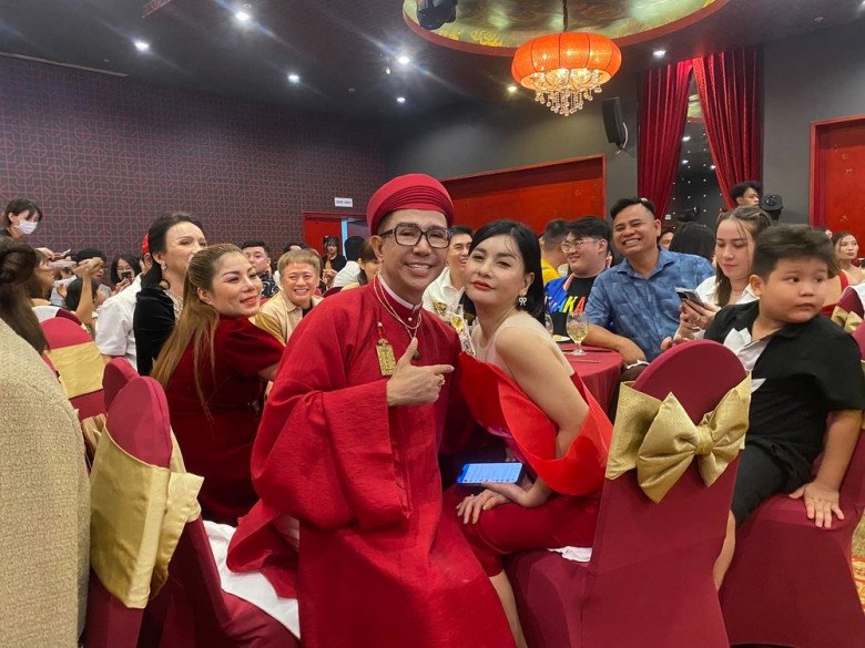Xuất hiện trong hình ảnh được tag, nhan sắc của Cô Cát trông cũng chẳng khác. 