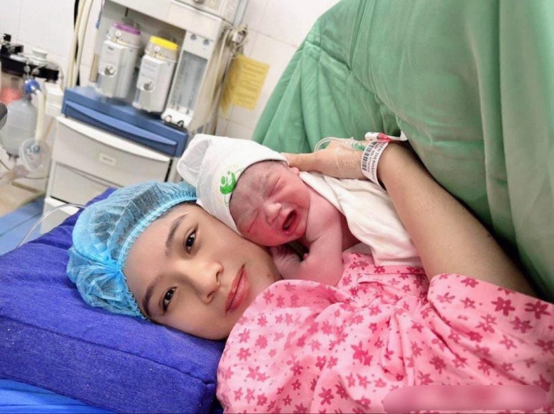  Mẹ bỉm Nguyễn Khánh Huyền bên con mới sinh. (Ảnh: NVCC)