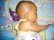 Làm mẹ - Con 11 tháng bị đồ chơi cắm vào não, hành động của người mẹ được bác sĩ tấm tắc khen