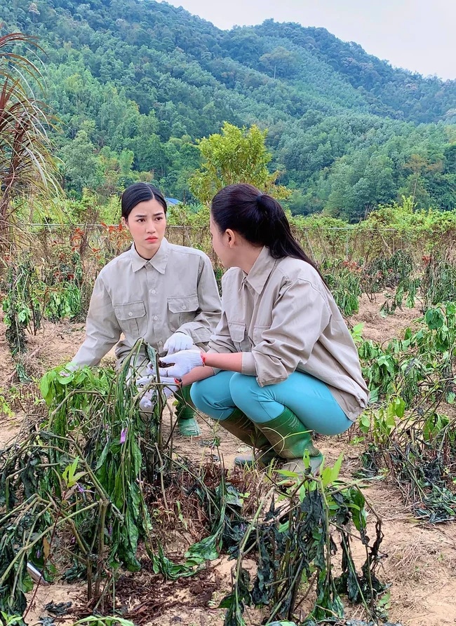 Hậu trường Trọng Lân chở Anh Đào bằng xe máy xịn khi quay Lối Về Miền Hoa.