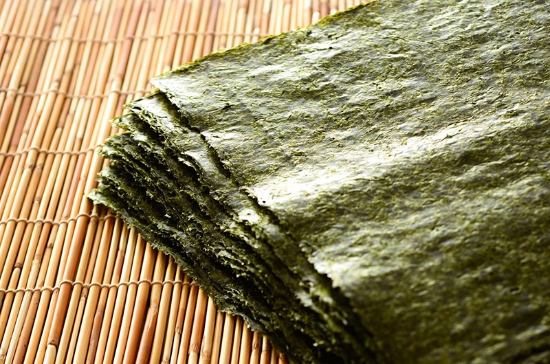 Rong biển Nori Nhật là loại rong biển được sử dụng phổ biến nhất ở Việt Nam. Loại rong biển này có giá trị dinh dưỡng cao, chứa nhiều chất dinh dưỡng cần thiết cho cơ thể con người, hàm lượng protein của nó gấp 9 lần so với nấm tươi, chất béo gấp 8 lần so với tảo bẹ.
