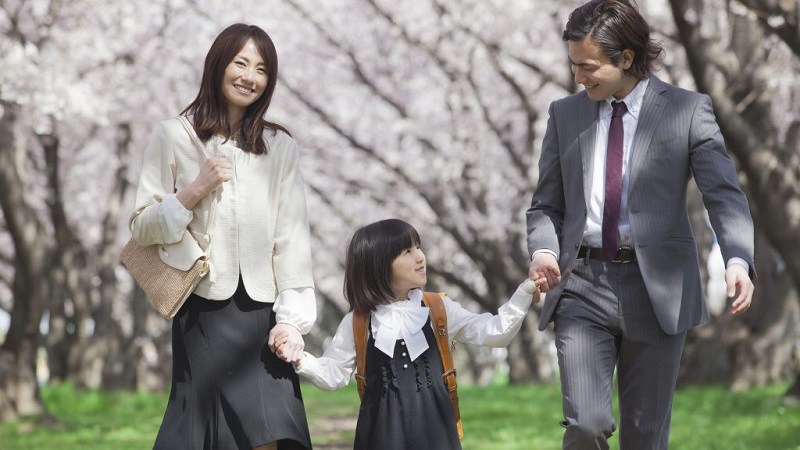 Bố mẹ Nhật dù bận rộn đến đâu cũng cố gắng dành thời gian cho con, chơi với con. 
