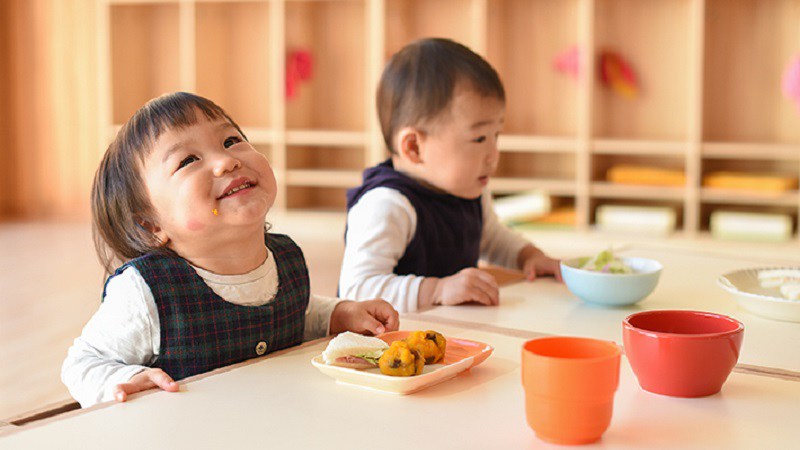 Trẻ em Nhật từ nhỏ đã được hướng dẫn ngồi vào bàn ăn ngay ngắn, bữa ăn phải được diễn ra trong ghế ăn. Nếu trẻ không ngồi, thì sẽ không được ăn.
