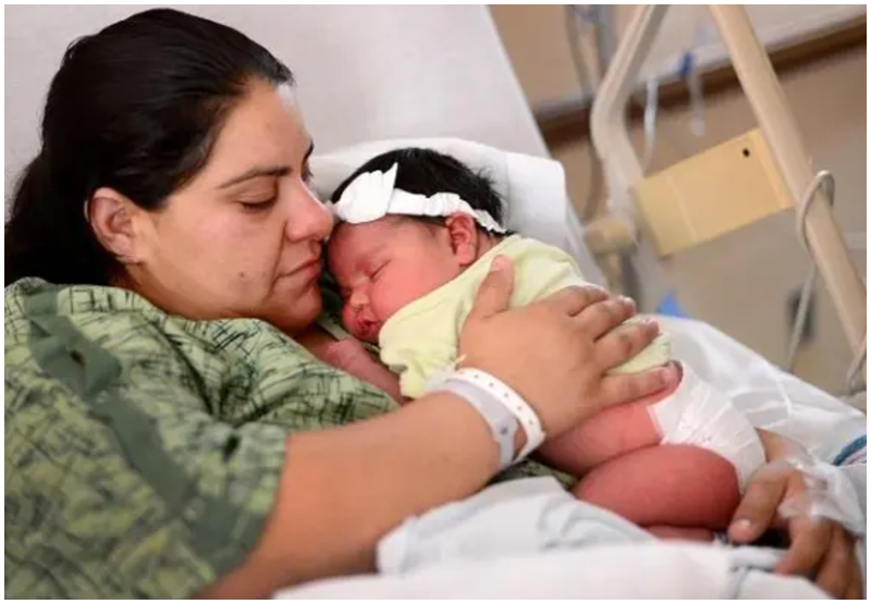 Một bà mẹ cảm thấy khá bất ngờ khi hạ sinh bé gái nặng 6,18kg tại Trung tâm Y tế Bệnh viện Whittier (Mỹ).
