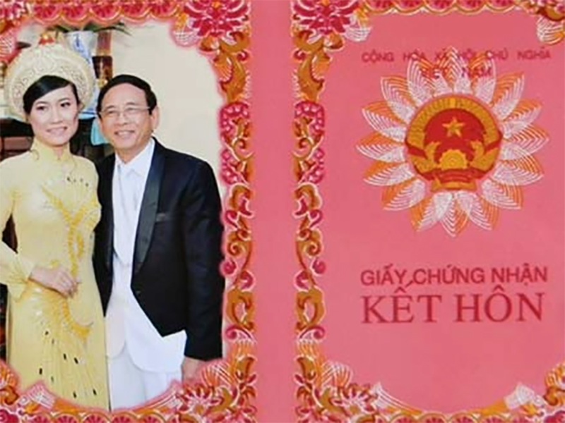 Năm 2012, dù đã 74 tuổi, đại gia Lê Ân vẫn khiến người dân Vũng Tàu tiếp tục xôn xao khi tổ chức đám cưới với người vợ thứ 6 mới 19 tuổi. 
