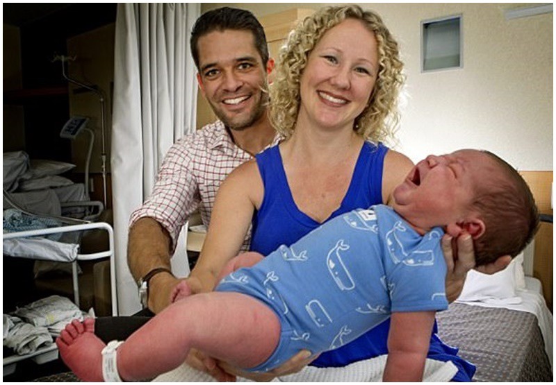 Một người mẹ ở Perth, nước Úc đã gây kinh ngạc khi hạ sinh bé trai nặng tới 6kg. Đặc biệt, ca sinh nở này không hề khiến cô cảm thấy đau đớn.
