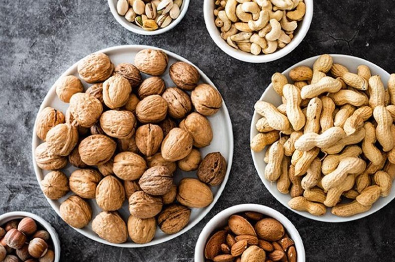 “Các loại hạt là một trong những siêu thực phẩm”, bác sĩ Hyman cho biết. Theo ông, các loại hạt rất giàu khoáng chất, chất béo, protein và chất xơ, đã được chứng minh là có tác dụng kéo dài tuổi thọ và sống khỏe, giảm bệnh tiểu đường.
