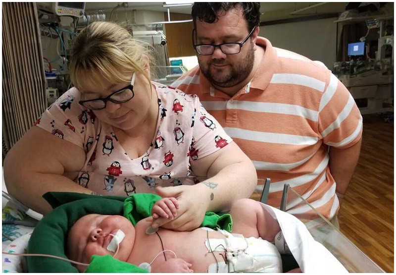 Một em bé nặng 6,7kg đã ra đời trong sự bất ngờ của cha mẹ ở Texas (Mỹ). Đây là đứa trẻ nặng ký nhất từ trước đến nay ở bang này.

