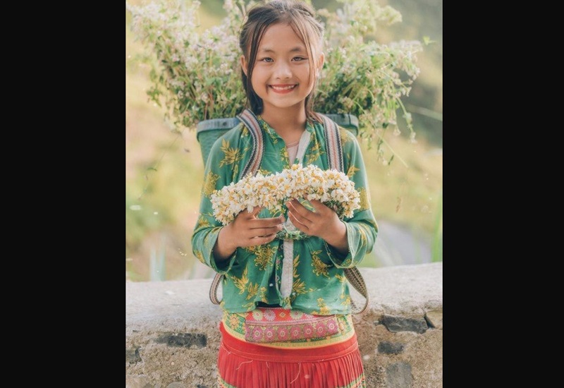 Cách đây 1 thời gian, cô bé bỗng dưng 'dậy sóng' mạng xã hội bởi hình ảnh của một cô bé dân tộc bán hoa tại dốc Thẩm Mã, tỉnh Hà Giang được một nhiếp ảnh gia vô tình chụp lại.
