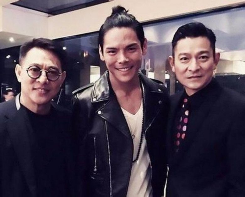 Trong giới giải trí, nhiều ngôi sao cũng nể Hướng Tả vì thân thế của anh chàng.