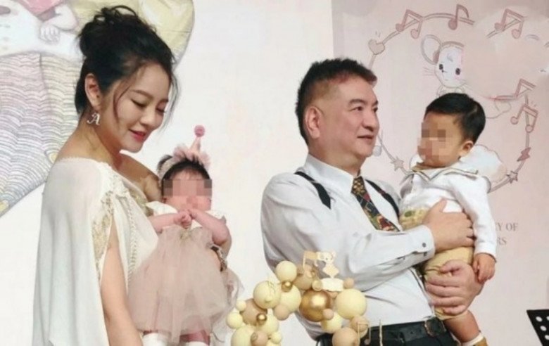 Hình ảnh hiếm hoi của An Dĩ Hiên bên bố đẻ và các con.