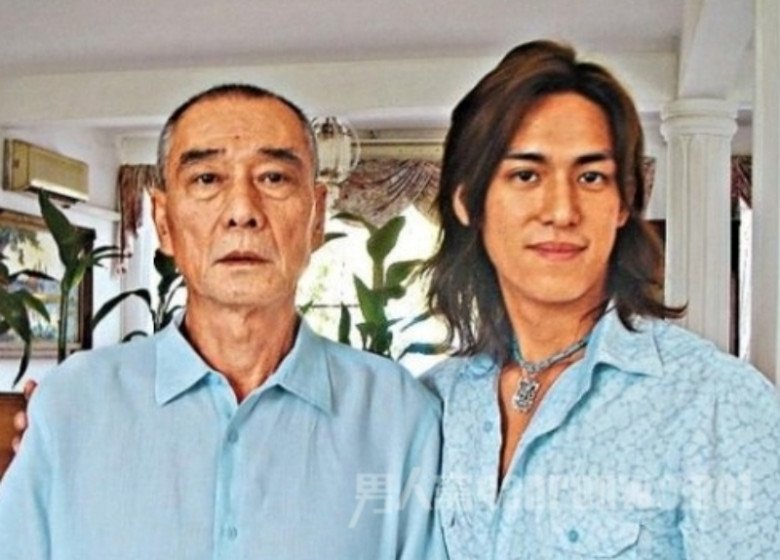 Hình ảnh hiếm hoi của Trần Sở Hà bên bố.