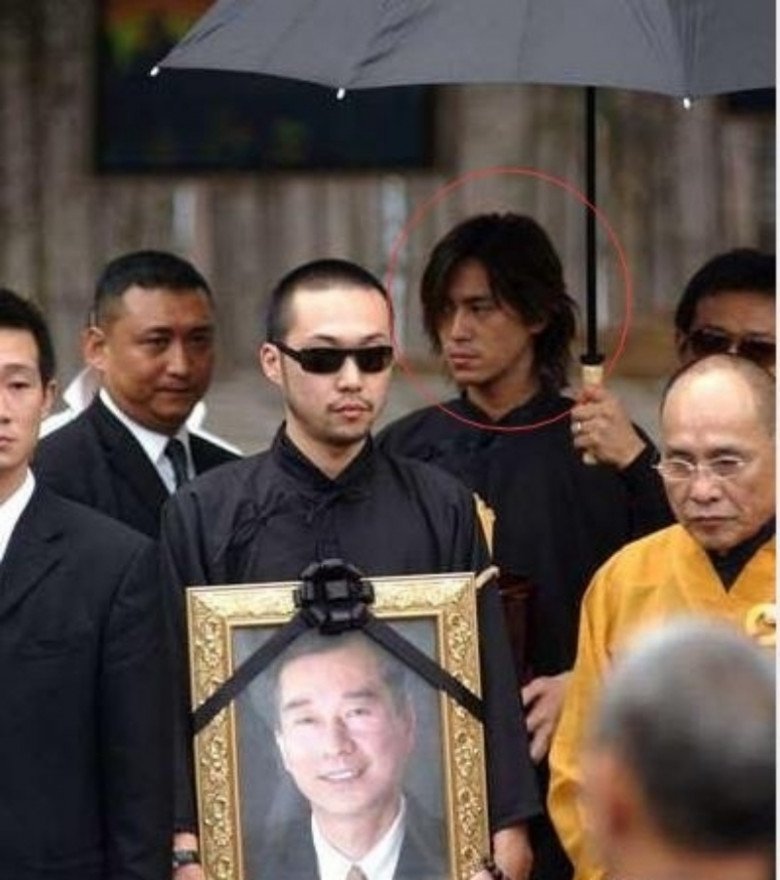 Khi anh xuất hiện trong đám tang, khán giả mới biết thân thế thật.