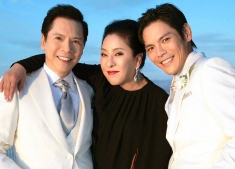 Hướng Tả là quý tử nhà ông trùm Hướng Hoa Cường và bà Trần Lam.