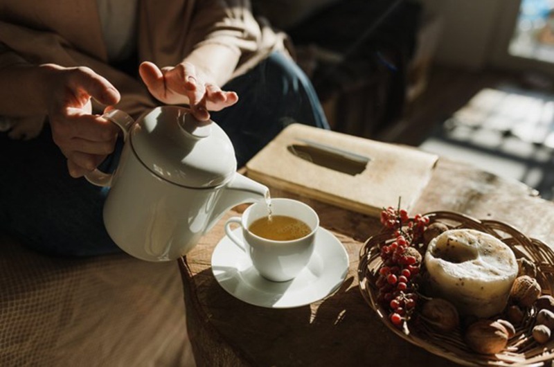 Uống trà xanh cũng là một trong những cách đốt cháy chất béo dễ dàng nhất. Chuyên gia Cheng Hanyu gợi ý nên uống 750-1250 ml trà xanh không đường mỗi ngày.
