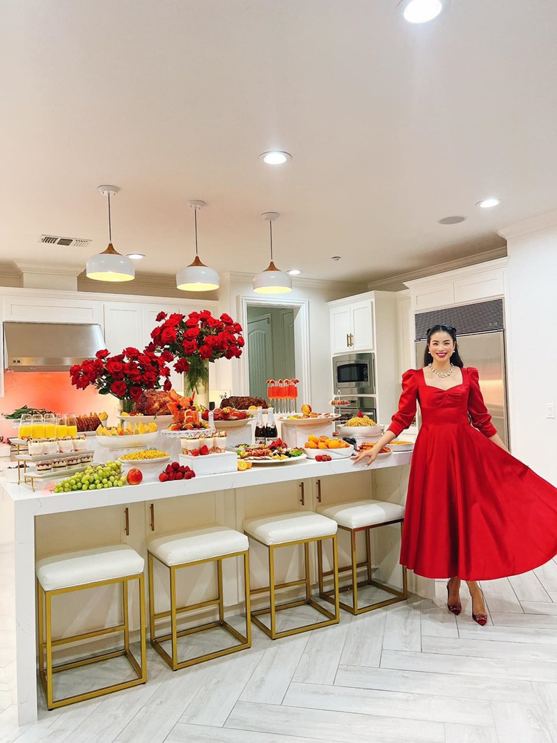 Khi tổ chức tiệc tùng tại nhà, Hoa hậu Phạm Hương không quên chuẩn bị những bình hoa lớn, nổi bật. 
