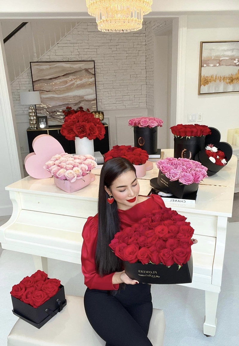 Người đẹp thích thú ngắm những bông hồng lãng mạn trong dịp Valentine. Căn nhà màu sắc của cô càng làm tôn lên vẻ đẹp của hoa xinh bên cạnh nàng mỹ nhân.
