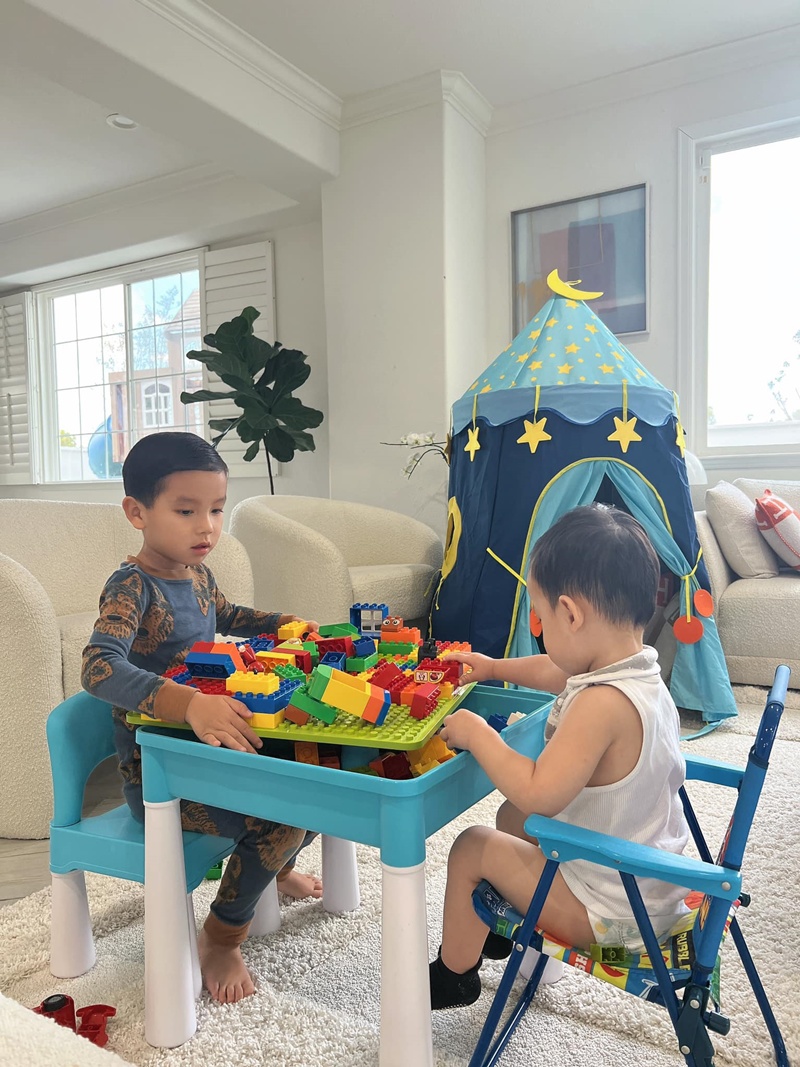 Góc vui chơi của 2 cậu bé Max và Apollo rất nhiều màu sắc, có lều và bàn lego cho các quý tử khám phá.
