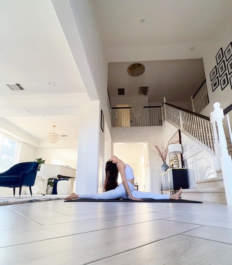 Người đẹp 9x rất chăm khoe góc tập yoga của mình. Không cần phòng tập riêng, cô tập ở không gian cạnh cầu thang cũng đã đủ rộng rãi và thoáng đãng.
