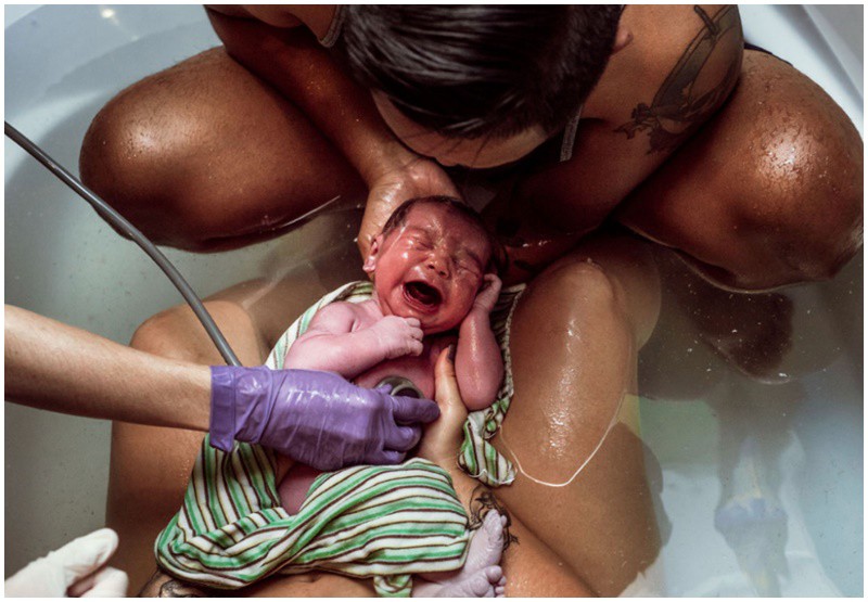 Em bé cất những tiếng khóc đầu tiên khi được ra đời trong vòng tay của mẹ và bố. 
