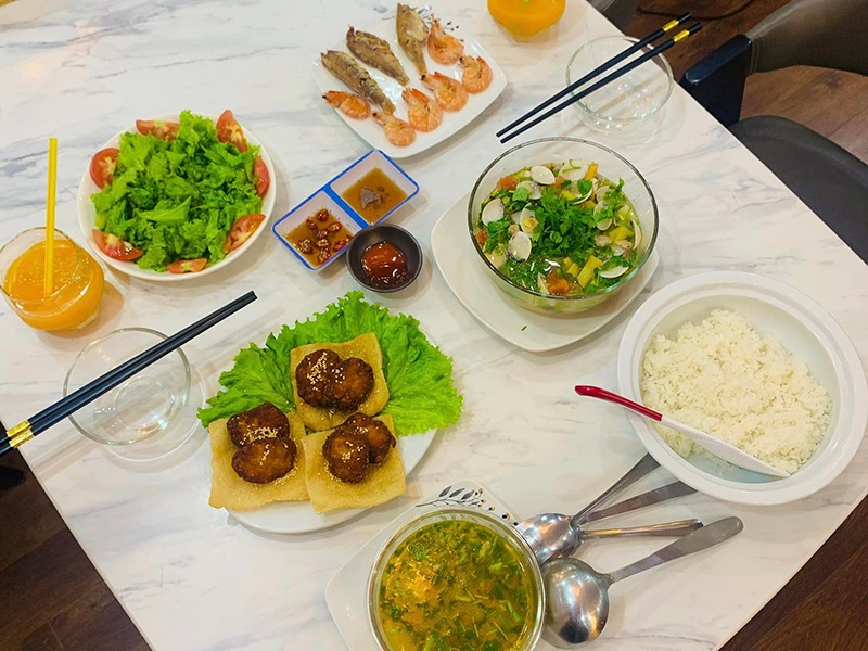Bữa ăn hấp dẫn với: Canh chua ngao - Chả - Tôm hấp - Cá khô.

