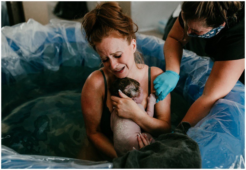 Người mẹ nghẹn ngào ôm chặt đứa con bé bỏng trong lòng sau quá trình lâm bồn vất vả. 
