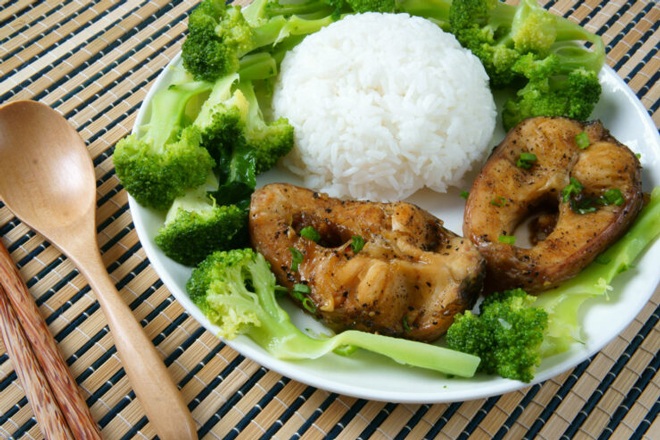 Người phụ nữ nghe theo lời bác sĩ ăn thịt trắng là cá để giảm cân nhưng sau một thời gian lượng mỡ ngày càng tăng. (Ảnh minh họa)