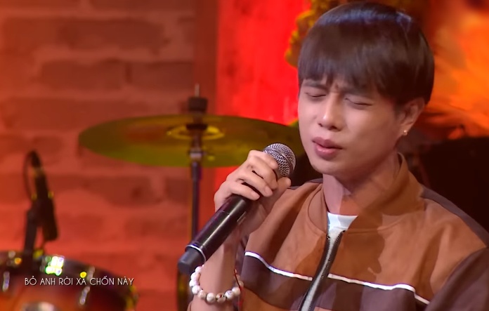 Khuôn mặt đau khổ của Tuấn Dũng khi hát khiến nhiều khán giả càng thêm cảm nhận được tâm trạng.