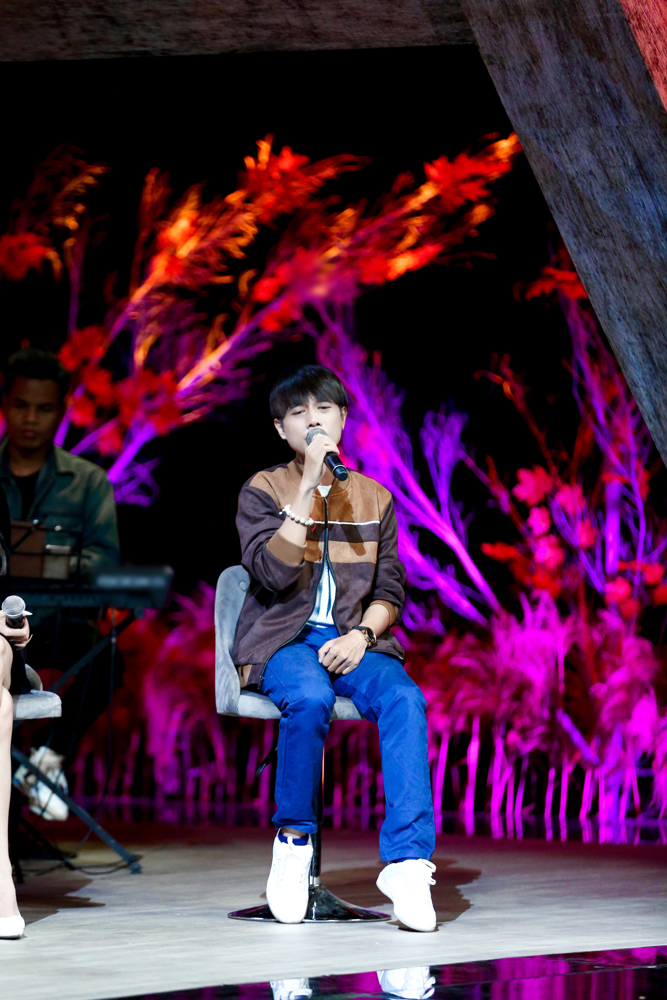 Đông đảo fan mến mộ với chàng trai đa tài, vừa diễn hài được lại hát hay. Ngoài thân hình nhỏ bé ra, thì tài năng của Tuấn Dũng không phải dạng vừa, bạn này giỏi thật, khán giả xuýt xoa.