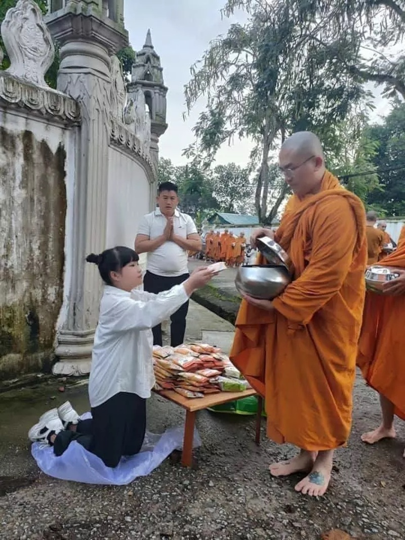 Sau khi hoàn thành khóa tu 10 ngày, anh đã trở lại với công việc nghệ thuật và tái xuất truyền hình.
