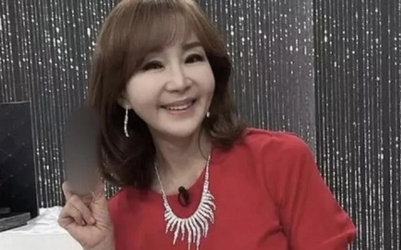 Mới đây, MC Yun Nan Hee đã bị cấm sóng sau những phát ngôn đụng chạm đến một cố nghệ sĩ hài đã mất. Nữ MC 58 tuổi đã bị đình chỉ hoạt động vô thời hạn.
