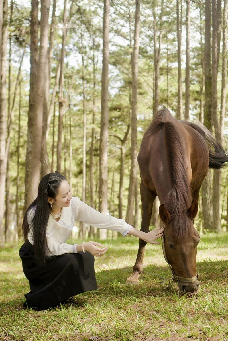 Nữ diễn viên tiết lộ: “Mắt tôi rất đau và sợ ánh sáng vì thiếu ngủ và vì khóc quá nhiều… Tôi nhớ có cảnh lúc nằm trên giường ngủ, vì trời hừng sáng nên tôi ngủ mê man không biết gì cả." 
