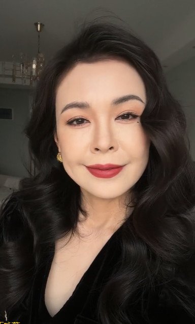 Màu son đỏ trầm có thể tạo được sự đằm thắm, quyến rũ cho đôi môi của Phụ nữ trung niên. Sắc đỏ trầm khiến cho những bộ cánh màu đen trở nên sang trọng hơn.