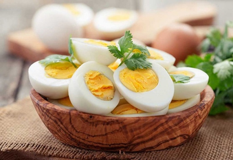 Trứng là một thực phẩm có giá cực rẻ nhưng vô cùng bổ dưỡng. Trong trứng có đủ protein, lipid, glucid, vitamin và chất khoáng, các loại men và hormon… Protein trong lòng đỏ là loại phospho protein, có thành phần acid amin tốt nhất và toàn diện nhất.
