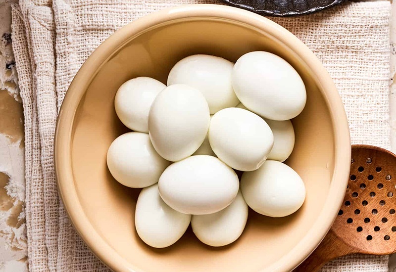 Ngược lại, nếu luộc trứng bằng nước sôi thì trứng dễ bị chín bên ngoài, bên trong chưa chín và vỏ trứng dễ bị nứt.
