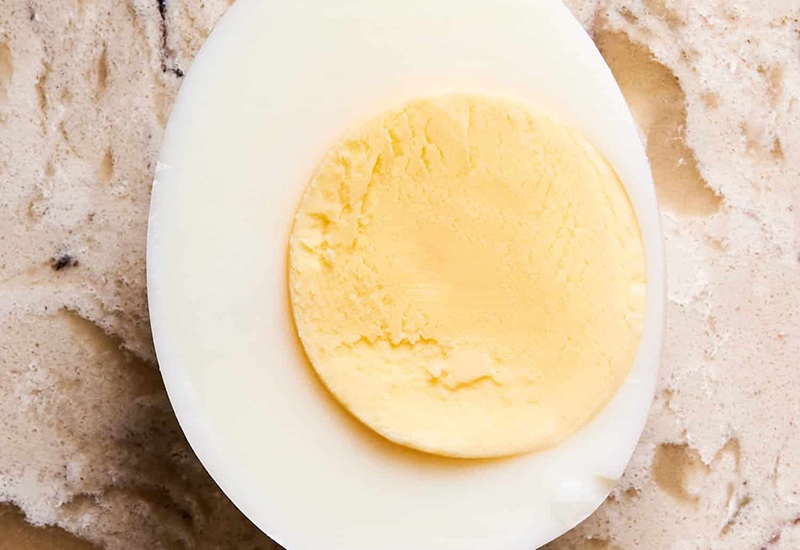 Luộc trứng trong 9-11 phút là trứng vừa chín tới, trứng sẽ có mùi và hương vị hoàn hảo nhất. Ăn trứng này cũng tốt cho sức khỏe nhất. Lưu ý rằng 9-11 phút ở đây là thời gian sau khi nước được đun sôi.
