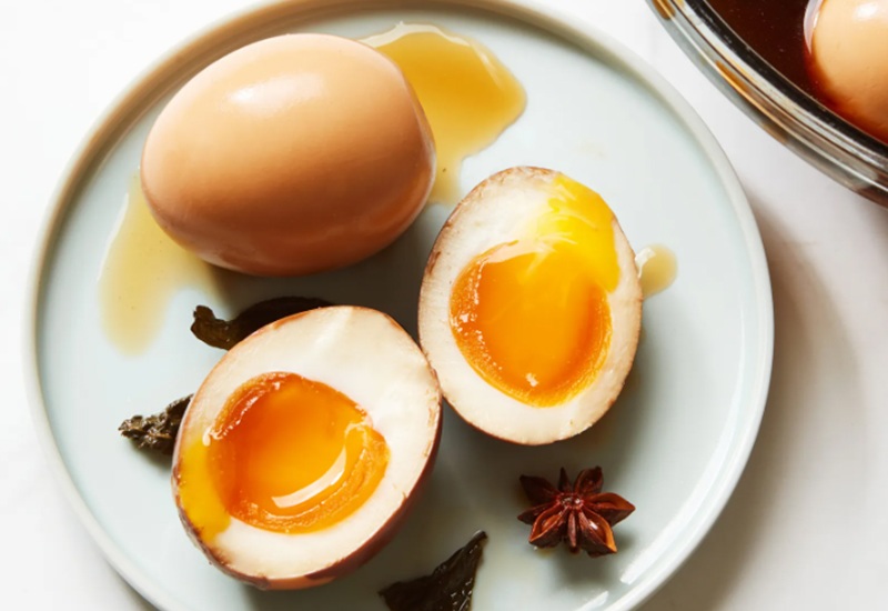 Nếu trứng chưa được luộc chín sẽ còn sót lại vi khuẩn. Còn trứng luộc quá lâu sẽ không ngon, mất chất dinh dưỡng. Nói chung, luộc trứng trong 9-11 phút sau khi nước sôi là tốt nhất.
