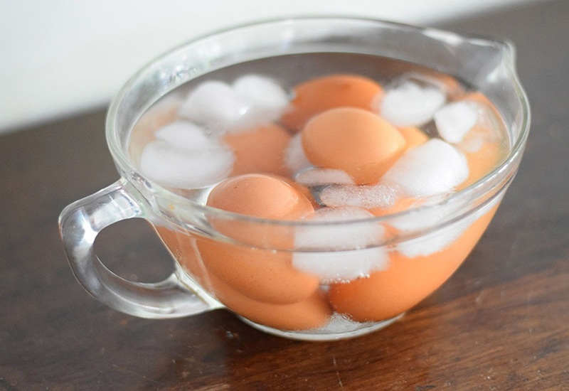 Trứng sau khi chín vớt ra ngâm vào bát nước lạnh để trứng nguội sẽ dễ bóc vỏ hơn nhé.


