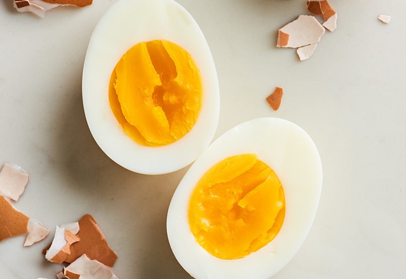 Như vậy, khi luộc trứng, bạn không nên cho vào nồi ngay, mà trước đó cần ngâm trứng trong nước ấm. Khi luộc thêm muối hoặc giấm để trứng dễ bóc vỏ, trứng mềm thơm, không bị nứt nhé!
