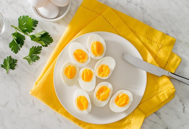 Một trong những món ăn quen thuộc từ trứng là trứng luộc. Tuy nhiên nhiều người cứ luộc trứng là nứt, sát vỏ, khó bóc… do đó đầu bếp đã mách, khi luộc trứng, không nên luộc trực tiếp vào nồi.
