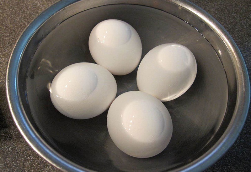 Trứng mà nứt vỏ sẽ gây ra tình trạng, lòng trắng lòi ra ngoài, nước ngấm vào bên trong, ăn trứng sẽ bị nhạt. 
