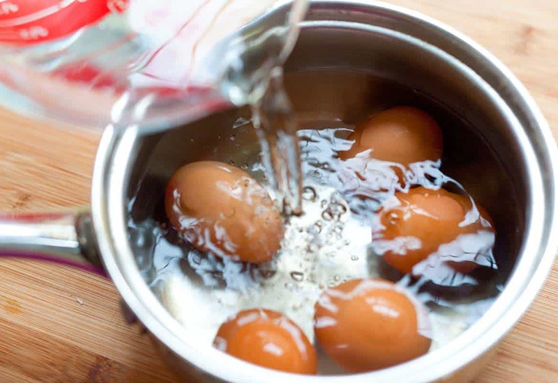 Việc này có thể giúp làm mềm vỏ trứng và tách vỏ trứng ra khỏi lòng trắng trứng, giúp vỏ trứng không dễ bị nứt, đặc biệt, sau khi chín, trứng dễ bóc vỏ hơn.

