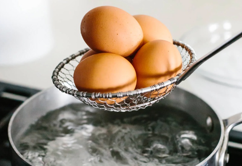 Trứng sau khi ngâm xong, cho vào nồi, đổ nước lạnh vào, sau đó thêm một chút muối hoặc giấm trắng vào nước luộc trứng.
