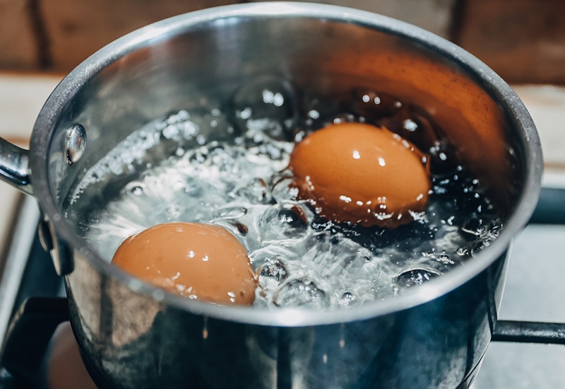 Lưu ý, đối với những quả trứng bị nứt, chỉ cần bạn cho một ít muối hoặc giấm trắng vào nước, protein trong trứng sẽ đông đặc lại và không bị chảy ra ngoài, vì muối có tác dụng làm đông đặc protein.
