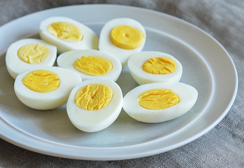 Trứng luộc phải được luộc trong nước lạnh, để nhiệt độ của nước và trứng từ từ hòa vào nhau, làm vỏ trứng không dễ bị nứt vỡ, khi chín và mùi vị của trứng sẽ ngon hơn. 
